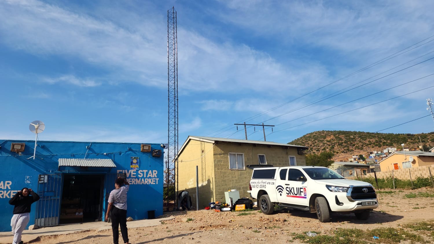 SkuifNet branded vehicle and tower equipment in the field