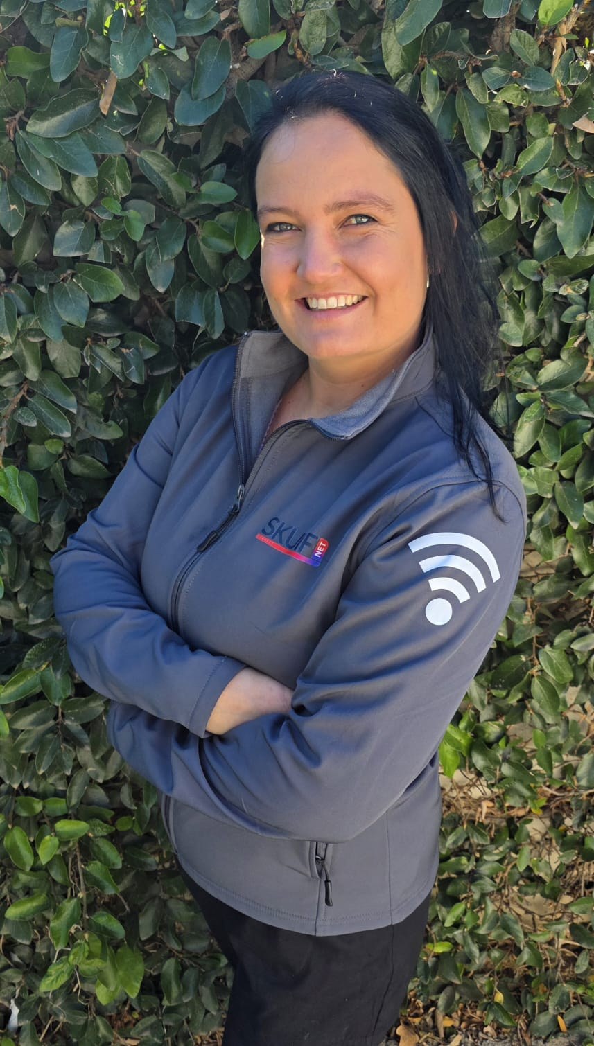 Maruschka outdoors in a SkuifNet branded jacket